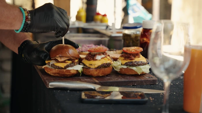 Frissen sülő húspogácsák a grillrácson