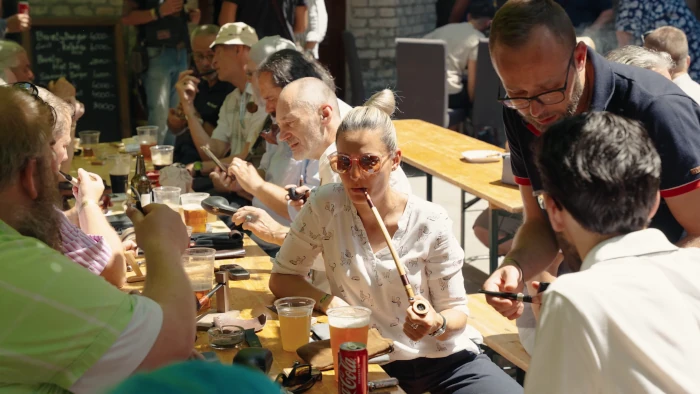 Jókedvűen beszélgető emberek a rendezvényen
