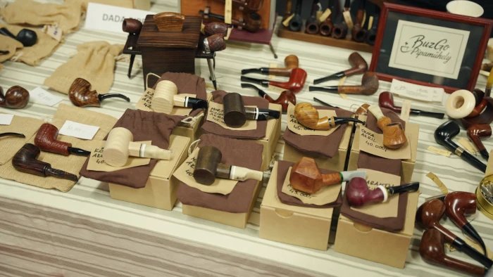 Egyedi faragású kézműves pipák a Buzgo Pipaműhely asztalán