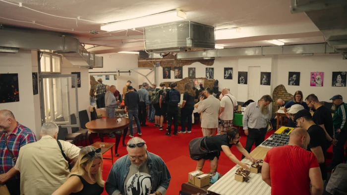 Magasból készített felvétel a nyüzsgő kiállítási csarnokról